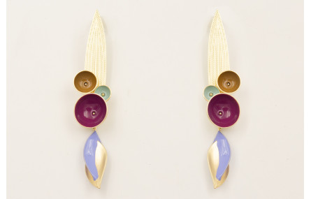 Pendiente perno hoja alargada dorada mate on semi 