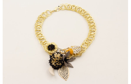 Collar aros entrelazados dorado mate con escarabaj