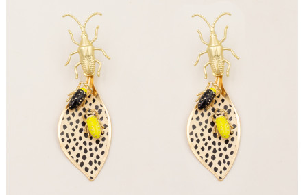 Pendientes perno insecto dorado mate, hoja piel ti