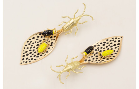 Pendientes perno insecto dorado mate, hoja piel ti