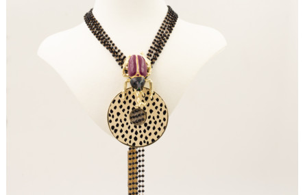Collar cadena facetadas negras con escarabajo esma