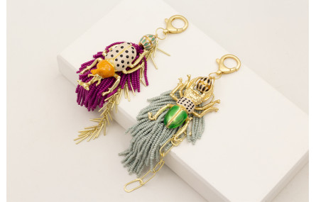 Llavero con fleco abalorio morado y escarabajo esm