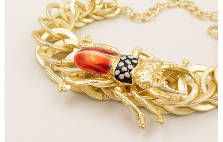 Pulsera aros entrelazados dorado mate con escaraba