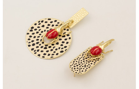 Pendientes escarabjo esmaltado rojo con piezas pie