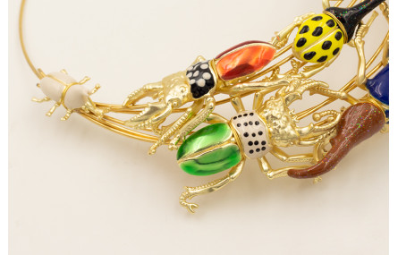 Collar escarabajos esmaltados verde, rojo ,mostaza