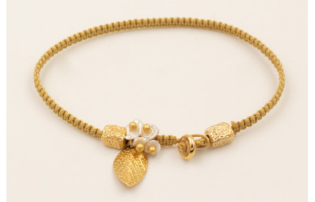 Pulsera hilo dorado con nudo macramé con hoja, pie