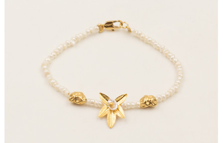 Pulsera mini perlas naturales con hoja 5 pétalos y