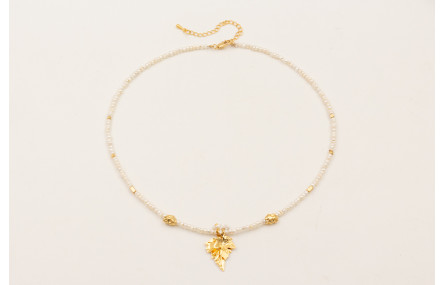 Collar con mini perlas naturales con hojas y pieza