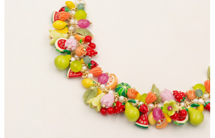 Collar rigido dorado mate con colgantes frutas var