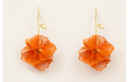 Pendientes rama con hoja dorada mate y bola de cas