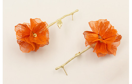 Pendientes rama con hoja dorada mate y bola de cas