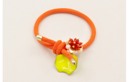 Pulsera goma naranja con petalo esmaltado lima, fa