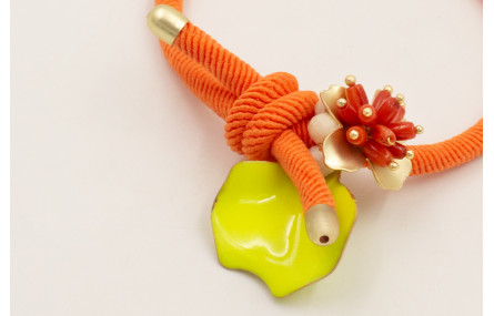 Pulsera goma naranja con petalo esmaltado lima, fa