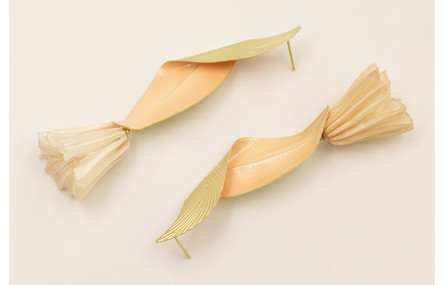 Pendientes hoja doblada esmalte rosa con campanill