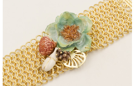 Pulsera malla dorada mate con flores naturales azu