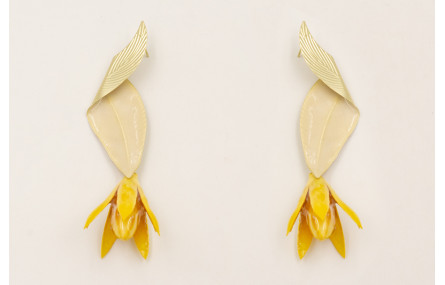 Pendientes hoja doblada esmalte beige colgante flo