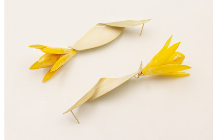 Pendientes hoja doblada esmalte beige colgante flo