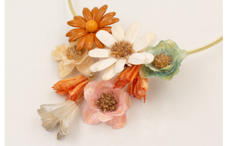 Collar lamina dorada mate rigida con flores natura