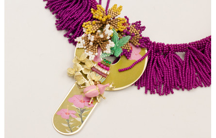 Collar lamina forrada de abalorio purpura con colg