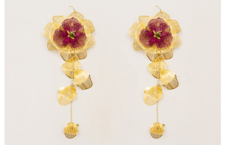 Pendientes flor grande dorada con flor color carde
