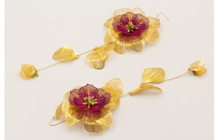 Pendientes flor grande dorada con flor color carde