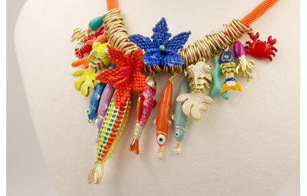 Collar goma naranja con arandelas doradas mate, pe