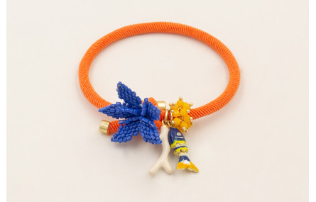 Pulsera goma naranja con flor miyuki azulona, rama