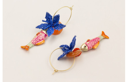 Pendiente aro mediano con pez esmaltado rosa, nara