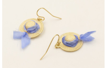 Pendientes sombrero dorado mate con cinta seda azu