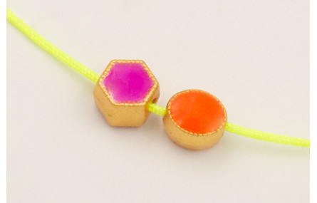 Pulsera hilo amarillo fluor con entrepieza hexagon