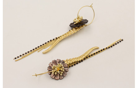 Pendientes aro mediano dorado mate con flor labrad