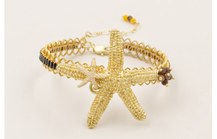 Pulsera rigida labra dorada mate con estrella gran
