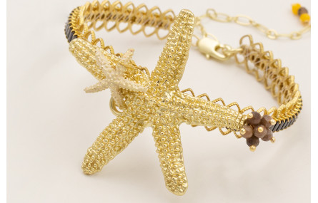 Pulsera rigida labra dorada mate con estrella gran