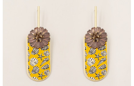 Pendientes listón dorado mate, flor labrada nacar 