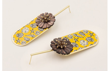 Pendientes listón dorado mate, flor labrada nacar