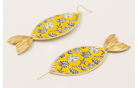Pendientes pieza ovalada conchas con fonde amarill