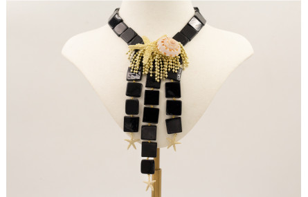 Collar cuadrados madreperla teñida en negro con es