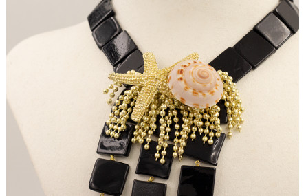 Collar cuadrados madreperla teñida en negro con es