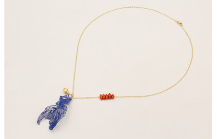 Collar pez tropical azulón, caracola dorada mate, 