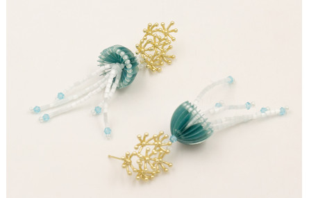 Pendientes medusa abalorios verde y blanca con per