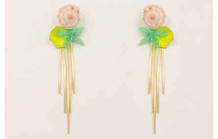 Pendientes perno caracola concha con petalo esmlat