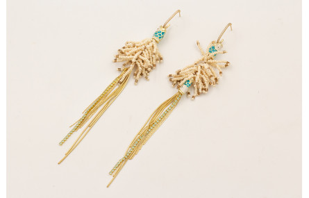 Pendientes semi ovalado con brillos, flecos dorado