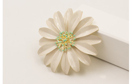 Broche flores grandes esmalte beige con bola coral