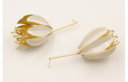 Pendientes campanillas esmaltadas beige con estrel