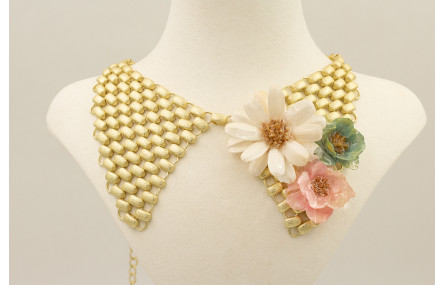 Collar completo pajarita dorado mate con flores na