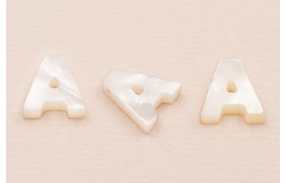 Letra Nacar A 10mm agujero horizontal superior