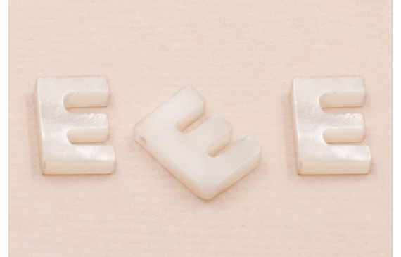 Letra Nacar E  10mm agujero horizontal superior