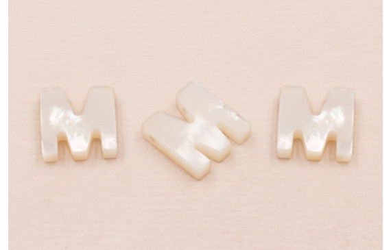 Letra Nacar M 10mm agujero horizontal superior