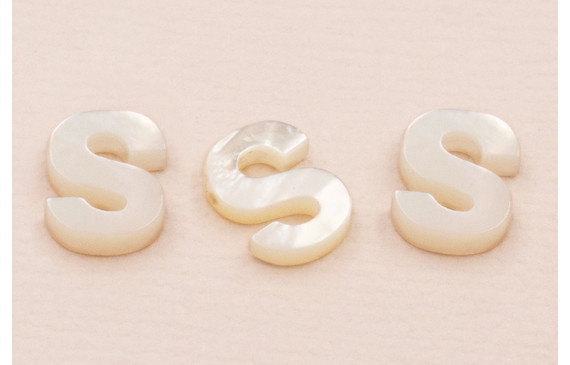 Letra Nacar S 10mm agujero horizontal superior