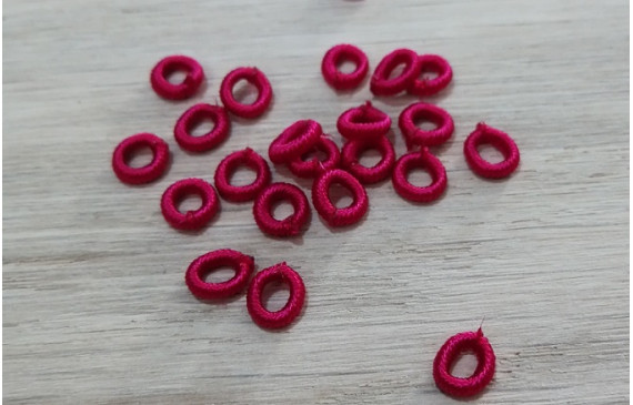 Aro Elástico 5mm. Agujero de 3mm. Granate